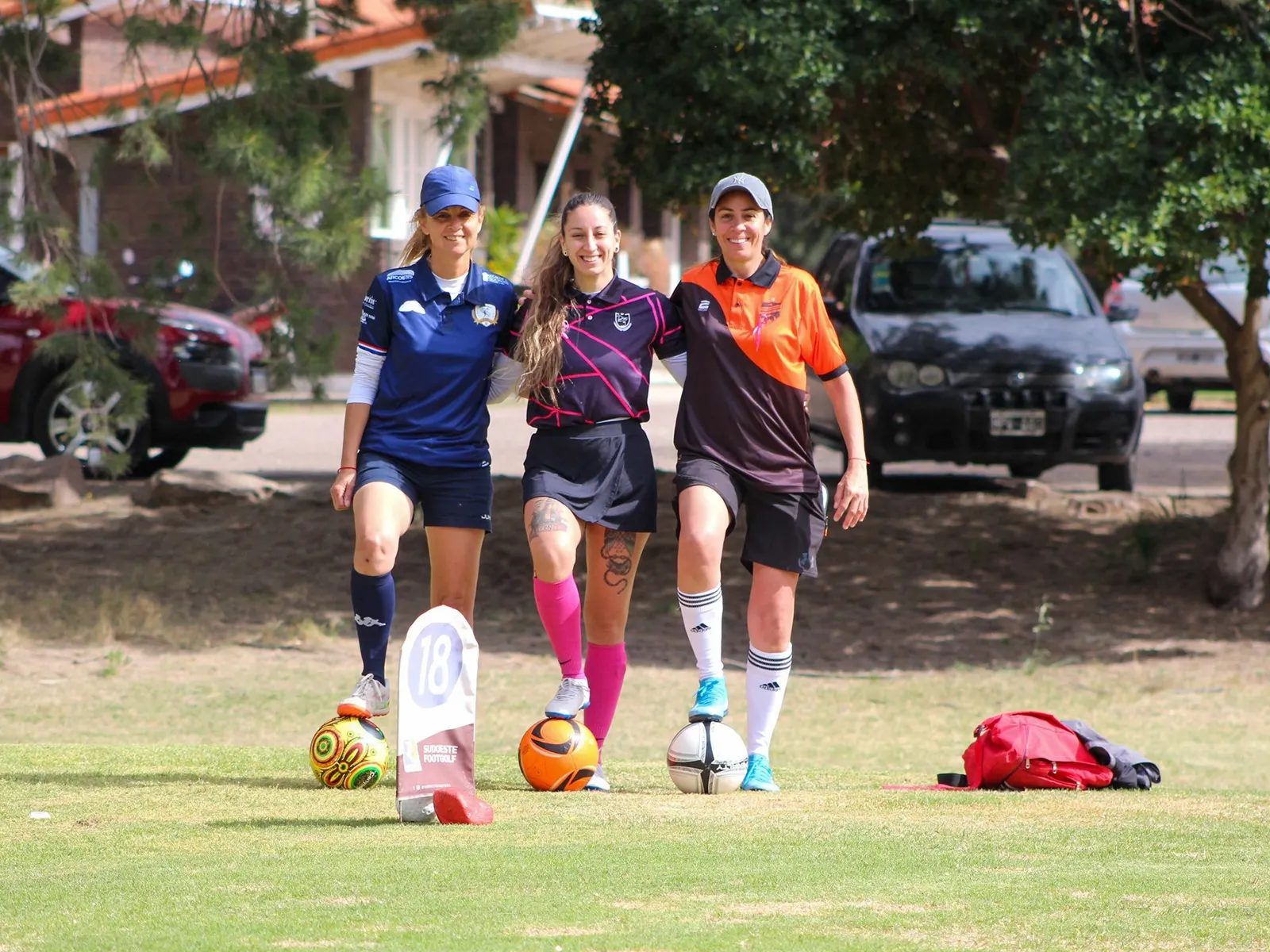 Jugador de footgolf pateando en una cancha de Tandil