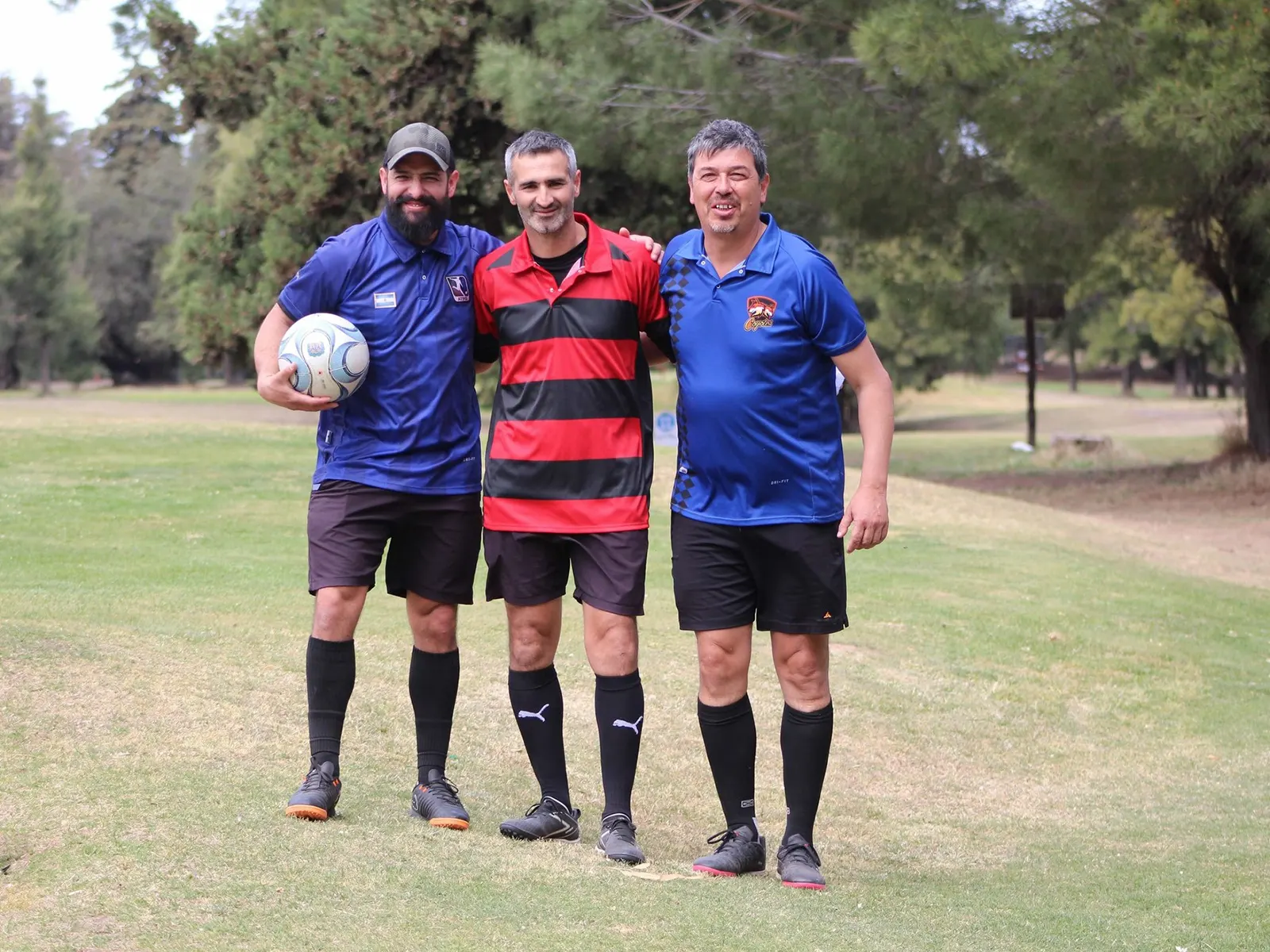Pelota de footgolf sobre el césped