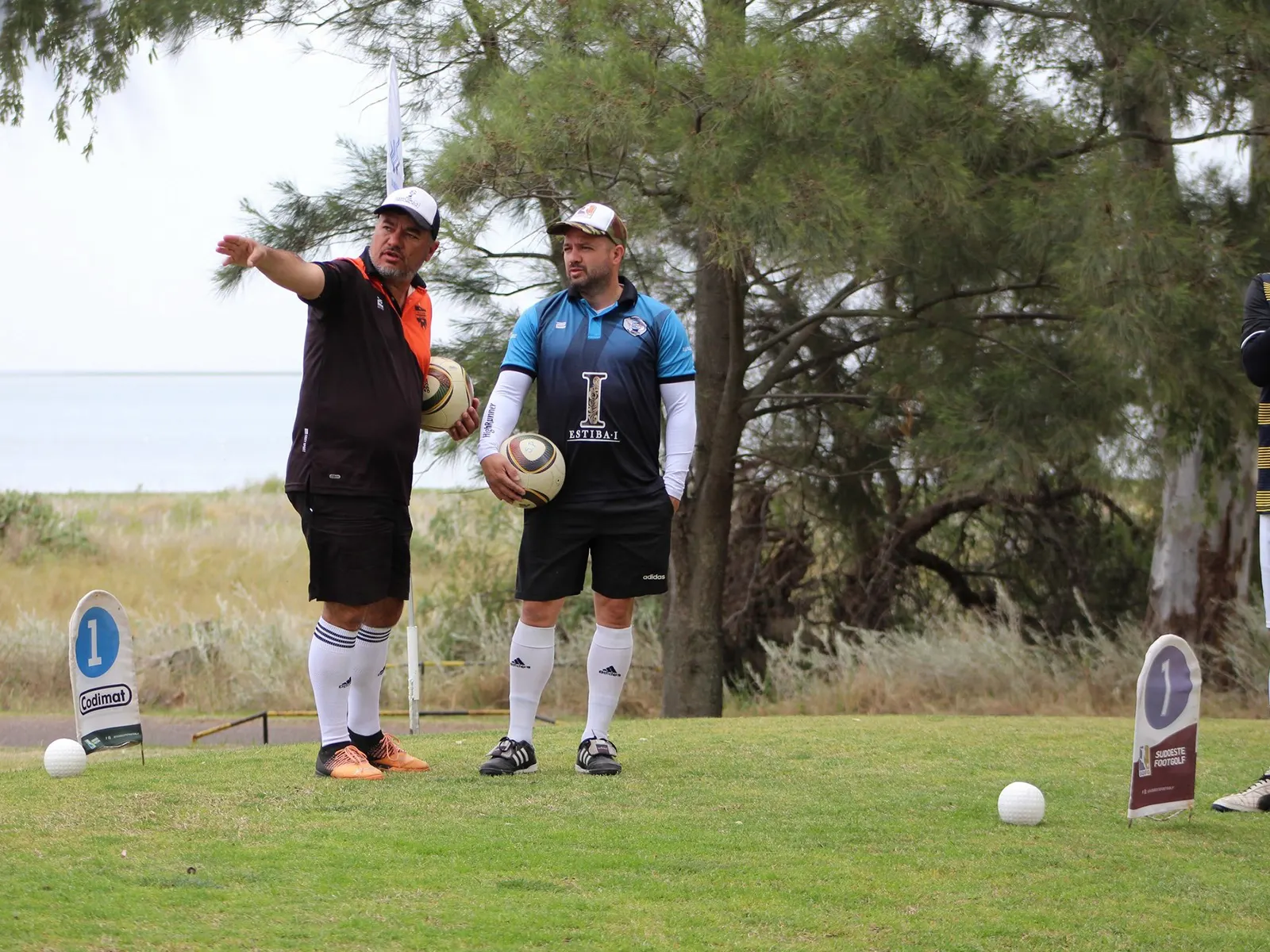 Jugador preparando un golpe de footgolf
